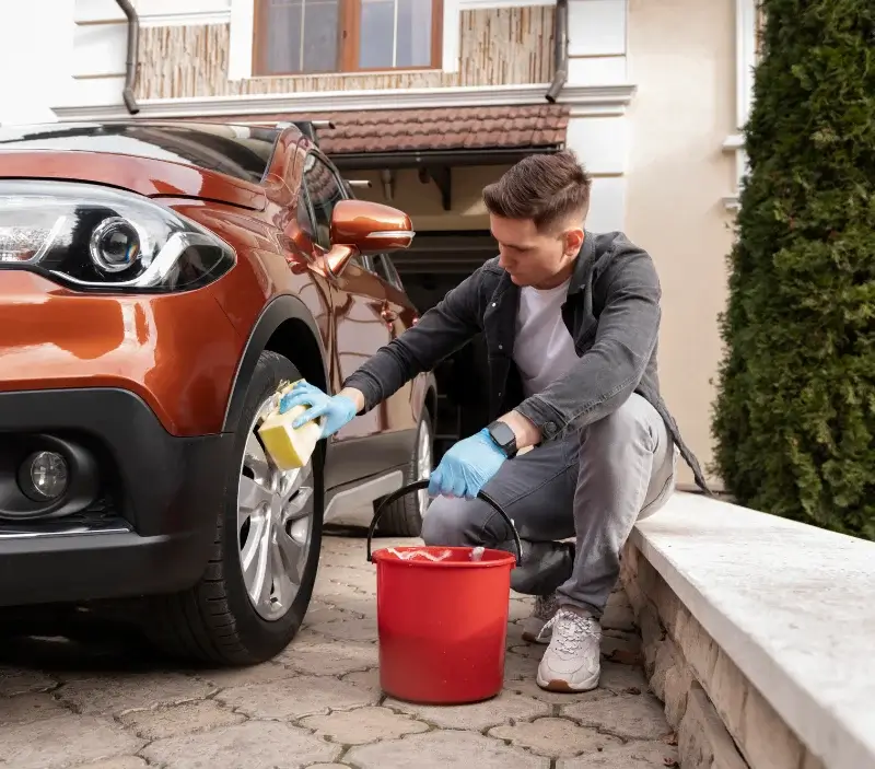 Lavage auto à domicile Saint-Nicolas : professionnel intervenant sur un véhicule